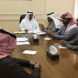 رئيس وأعضاء لجنة أهالي محافظة رياض الخبراء يقومون بزيارة للواء الطالب