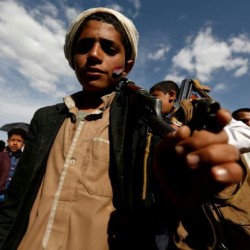 ميليشيا الانقلاب تنهب المساعدات الدولية لاستمرار معاناة اليمنيين