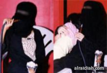 فتاة بلا عباءة ولا غطاء رأس تقود سيارة على طريق مكة – المدينة السريع