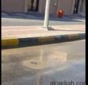 شاهد بالفيديو : تسرب مياه بحي العزيزية بمحافظة الخفجي