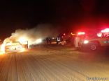 حادث تصادم بين سيارتين وحريق لسيارة في الصحراء