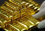 ارتفاع الدولار يهبط بأسعار الذهب