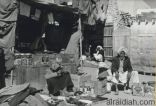 صورة نادرة تظهر كيف كانت الأسواق في القطيف قبل نحو 69 عاماً